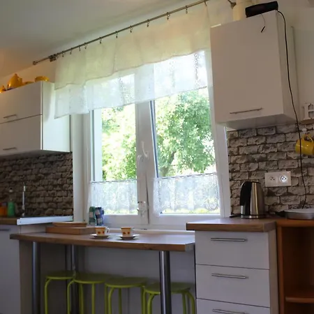 Dom wakacyjny W Sadzie *